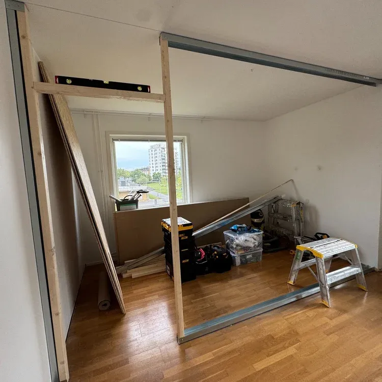 Regelvägg reses i lägenhet under renovering
